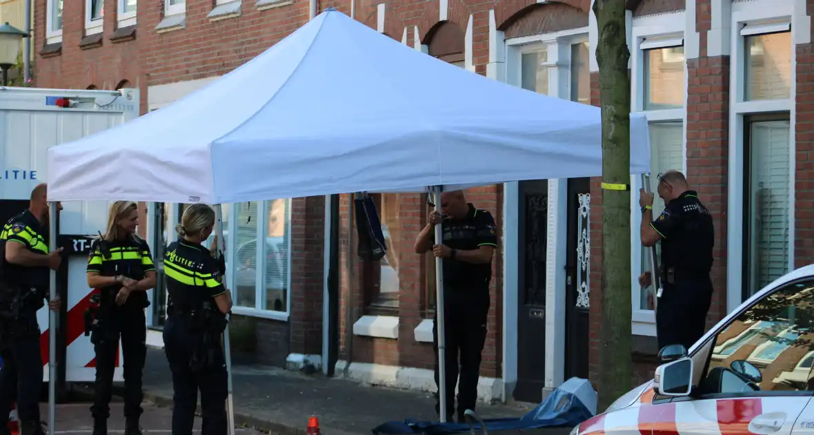 Overleden vrouw aangetroffen in woning, twee mannen aangehouden - Foto 19