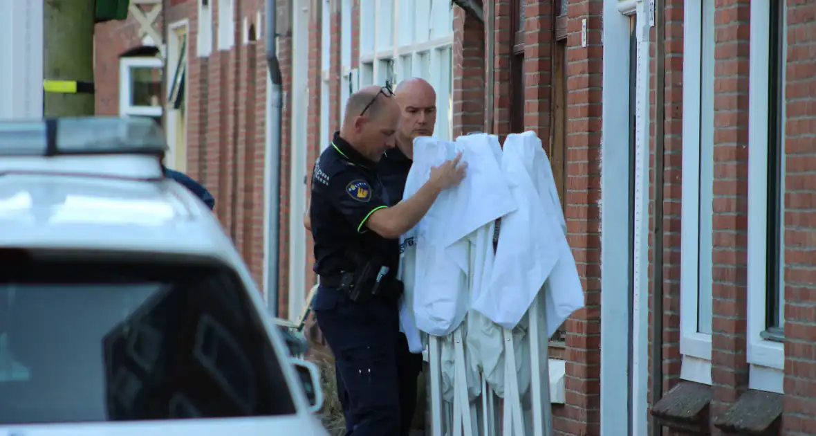Overleden vrouw aangetroffen in woning, twee mannen aangehouden - Foto 21