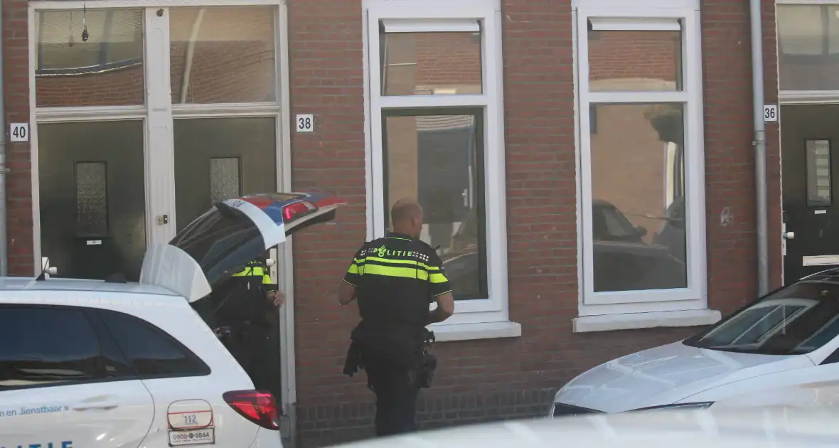 Overleden vrouw aangetroffen in woning, twee mannen aangehouden - Foto 7
