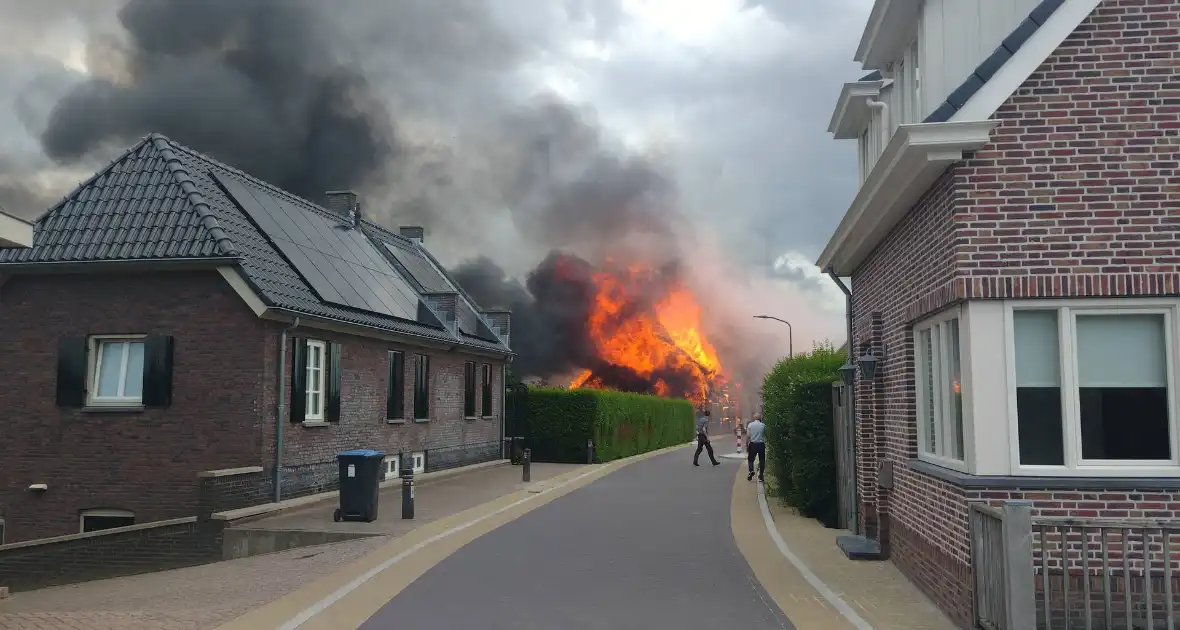 Brand slaat over na zorgboerderij - Foto 12