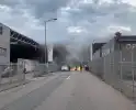 Zwarte rookwolken bij machinebrand