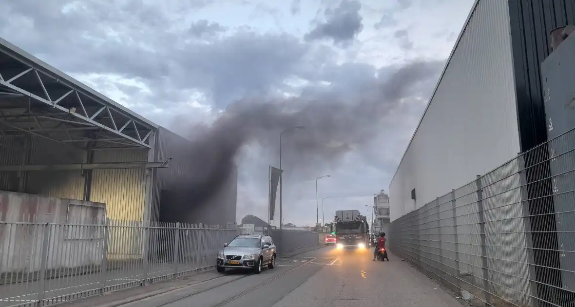 Zwarte rookwolken bij machinebrand - Foto 1