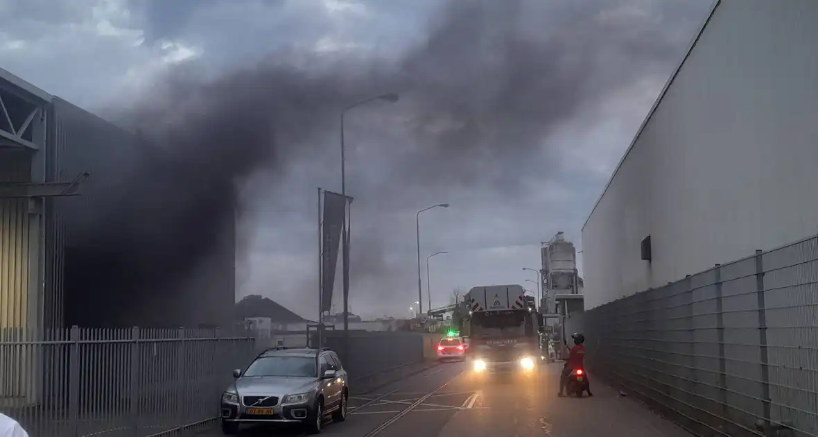 Zwarte rookwolken bij machinebrand - Foto 5