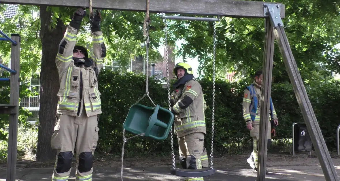 Jongeren steken schommel in brand