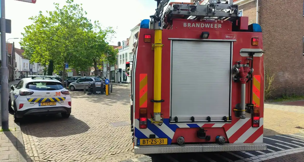 Jongeren steken schommel in brand - Foto 7