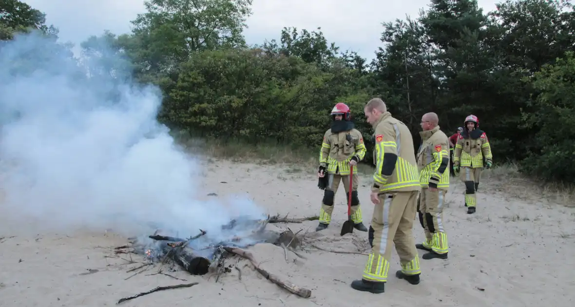 Brandweer blust kampvuur in natuurreservaat