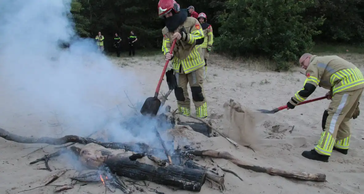 Brandweer blust kampvuur in natuurreservaat - Foto 5