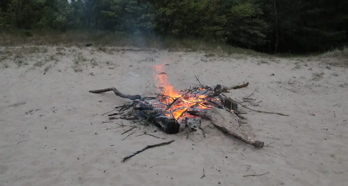 Brandweer blust kampvuur in natuurreservaat - Foto 6