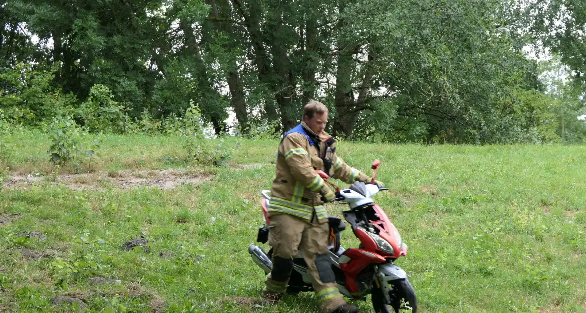Brandweer zoekt slachtoffers in sloot maar vinden vijf scooters - Foto 10