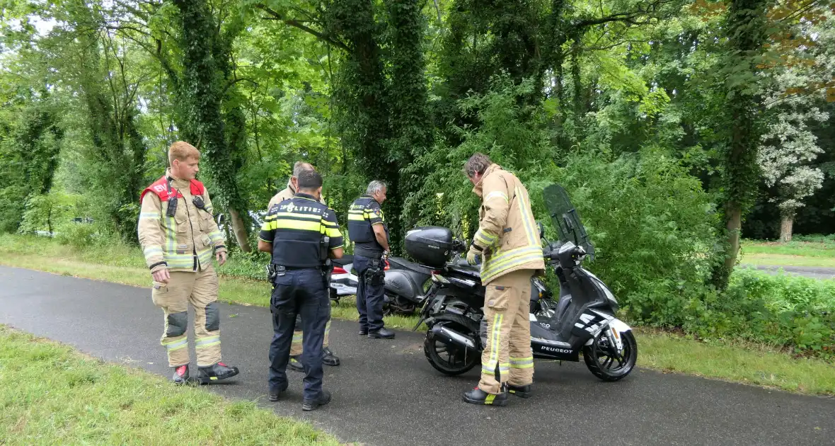 Brandweer zoekt slachtoffers in sloot maar vinden vijf scooters - Foto 15