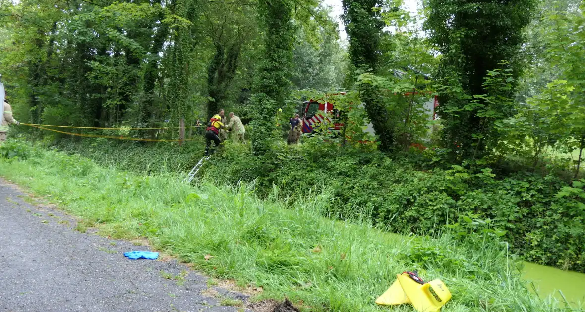 Brandweer zoekt slachtoffers in sloot maar vinden vijf scooters - Foto 19