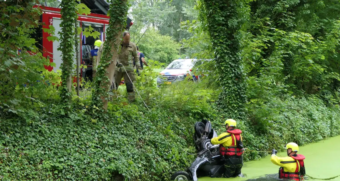 Brandweer zoekt slachtoffers in sloot maar vinden vijf scooters - Foto 21