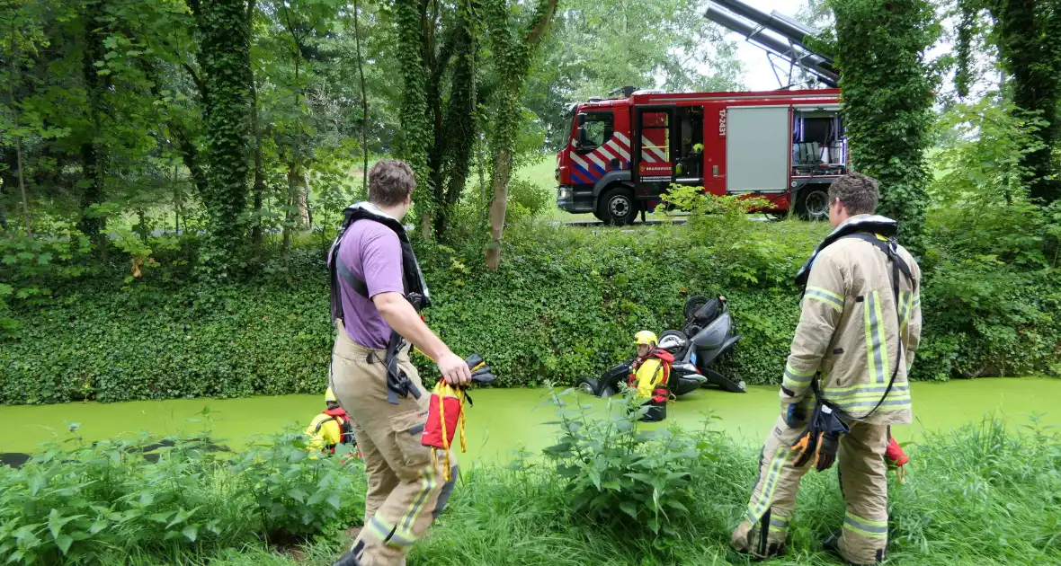 Brandweer zoekt slachtoffers in sloot maar vinden vijf scooters - Foto 3