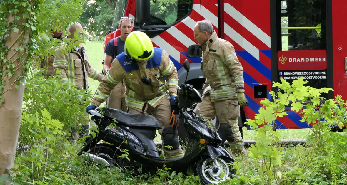 Brandweer zoekt slachtoffers in sloot maar vinden vijf scooters - Foto 5