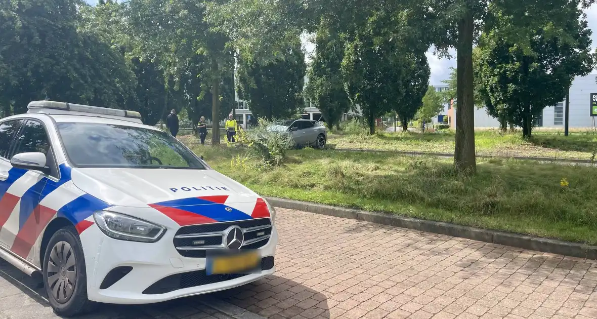Automobilist slipt en knalt op boom - Foto 1