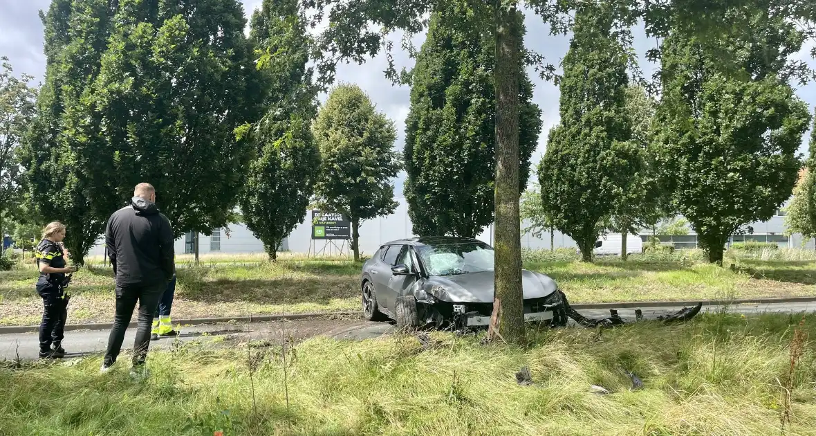 Automobilist slipt en knalt op boom - Foto 2