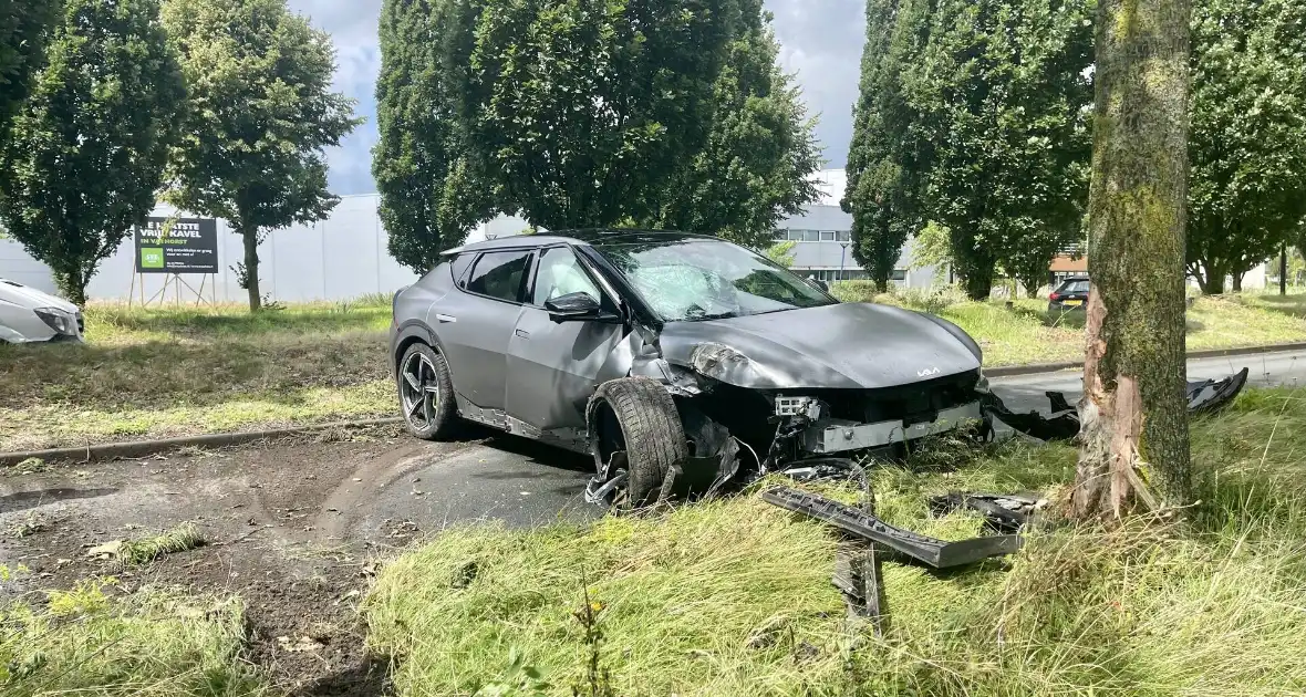 Automobilist slipt en knalt op boom - Foto 3