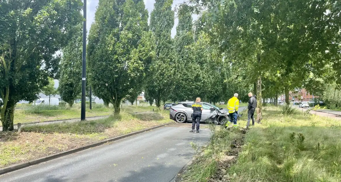 Automobilist slipt en knalt op boom - Foto 4