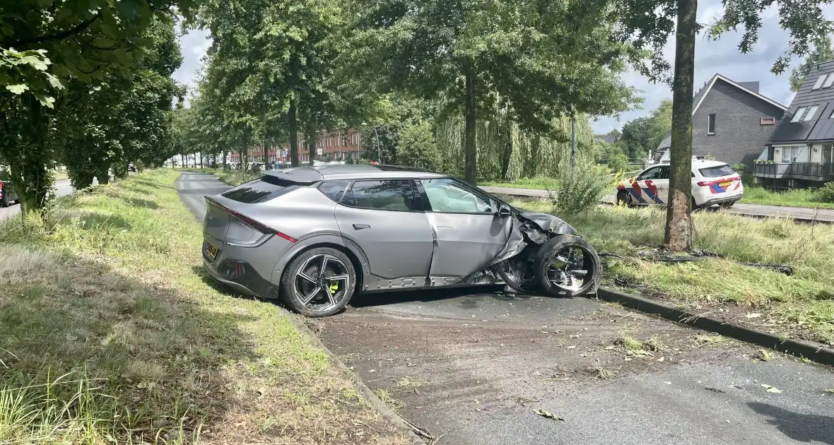 Automobilist slipt en knalt op boom - Foto 5