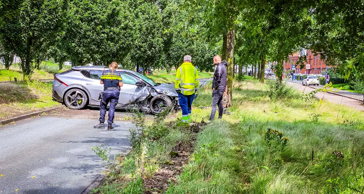 Automobilist slipt en knalt op boom - Foto 6