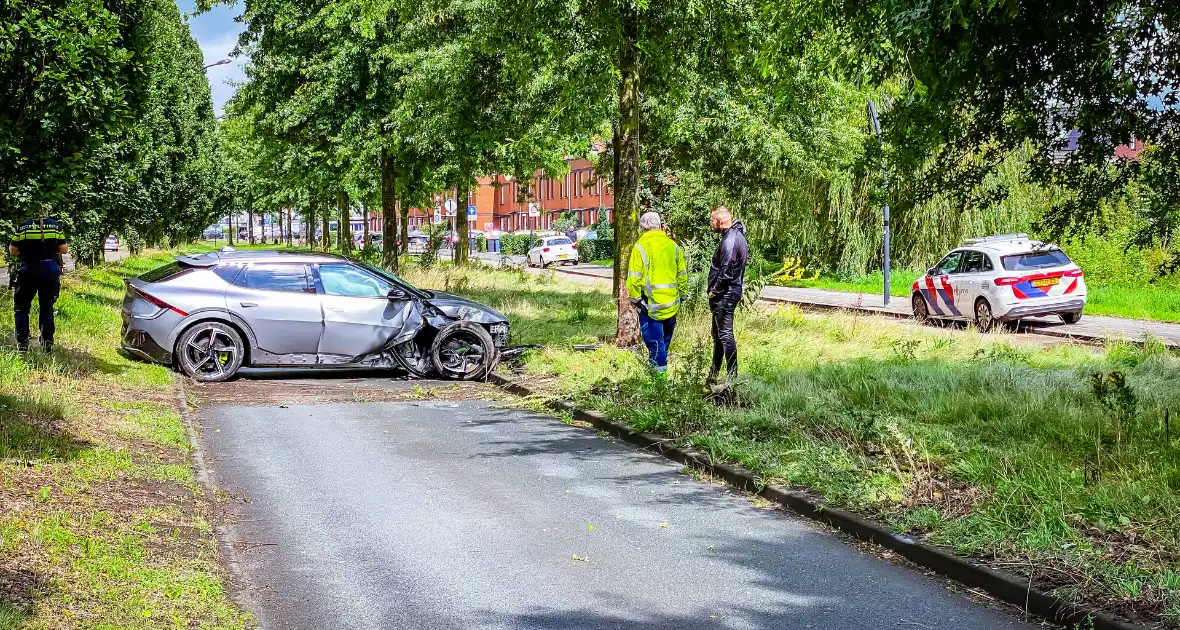 Automobilist slipt en knalt op boom - Foto 7
