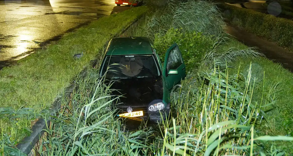 Auto glijdt de bocht uit in een slootje