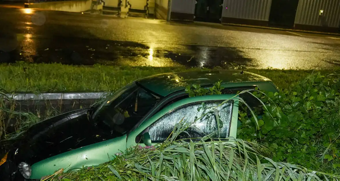 Auto glijdt de bocht uit in een slootje - Foto 1