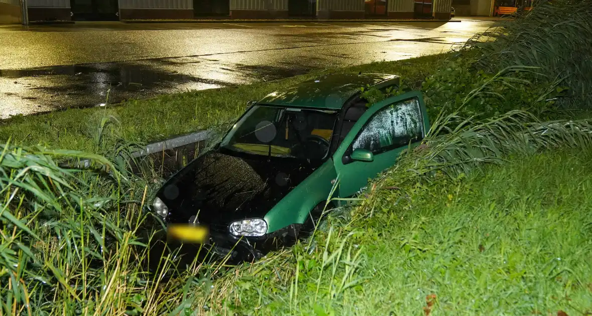 Auto glijdt de bocht uit in een slootje - Foto 2