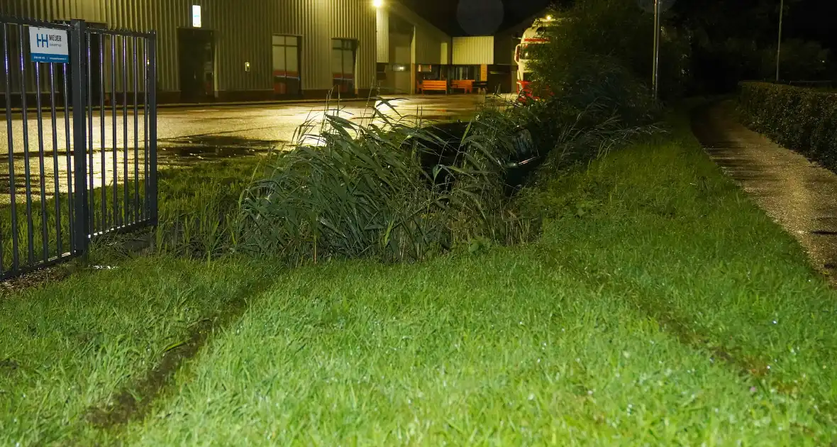 Auto glijdt de bocht uit in een slootje - Foto 3