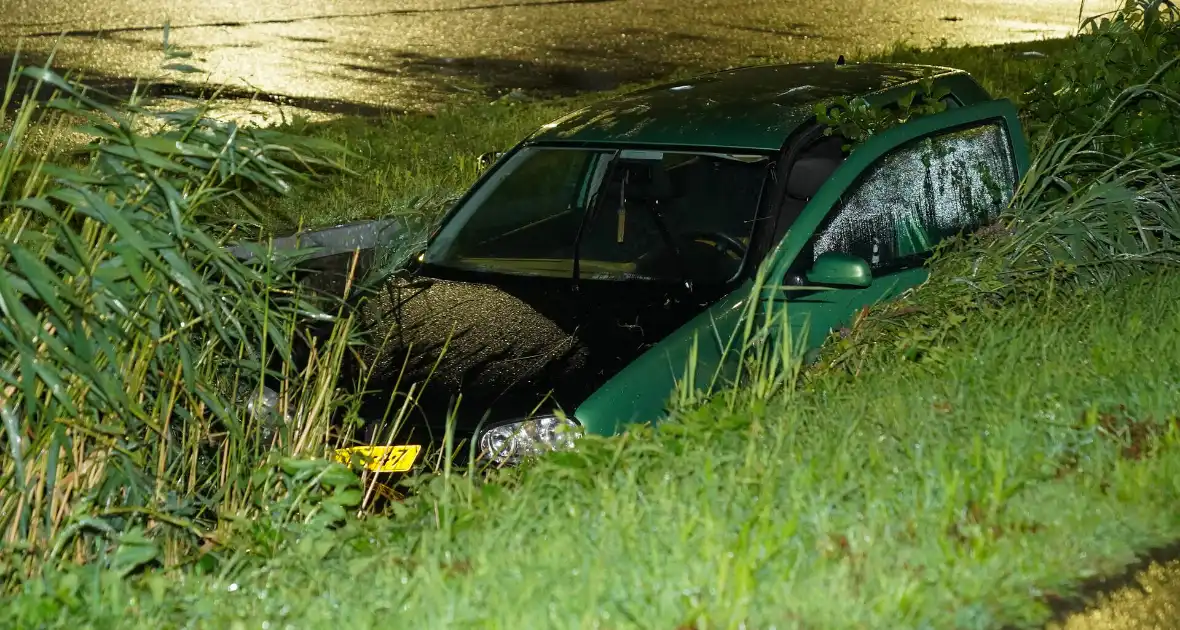 Auto glijdt de bocht uit in een slootje - Foto 4