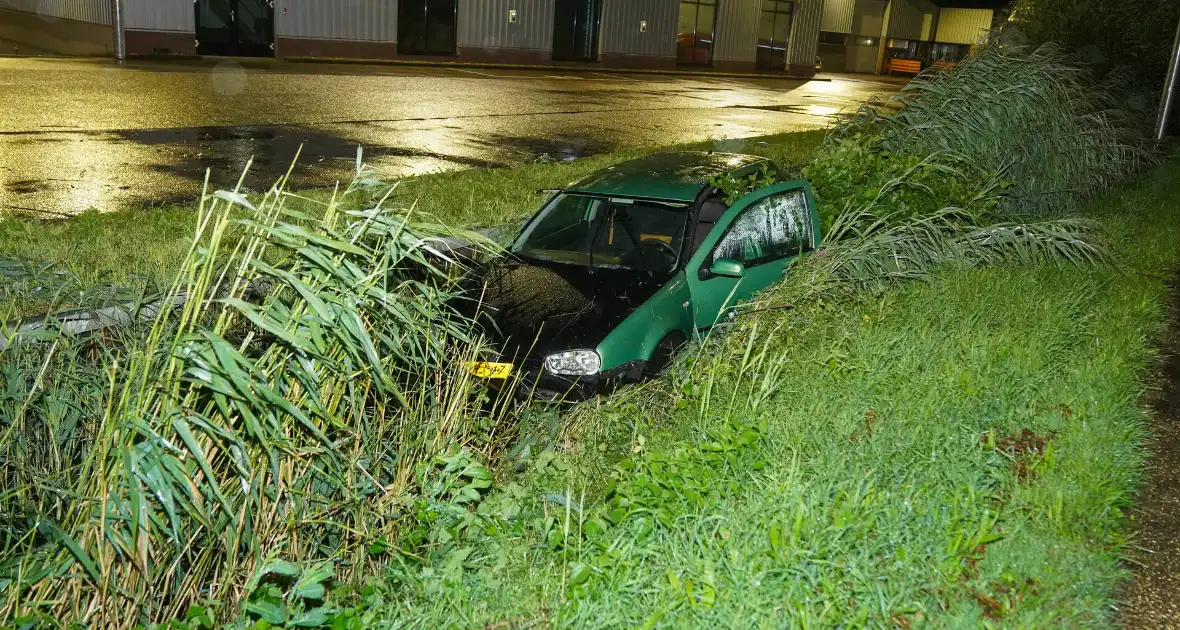 Auto glijdt de bocht uit in een slootje - Foto 5