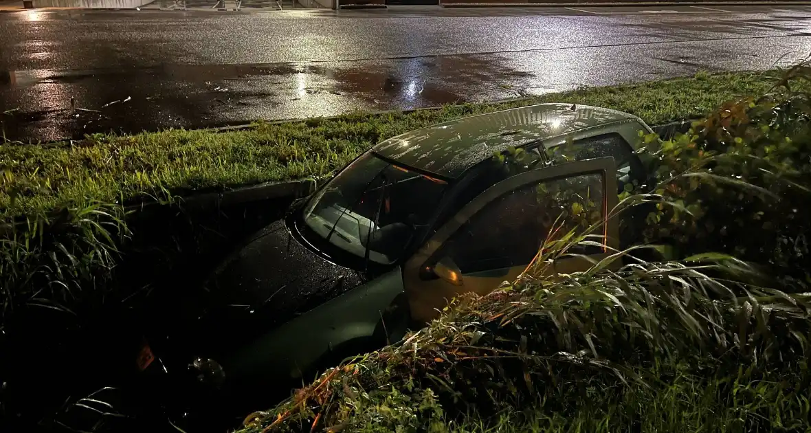 Auto glijdt de bocht uit in een slootje - Foto 6