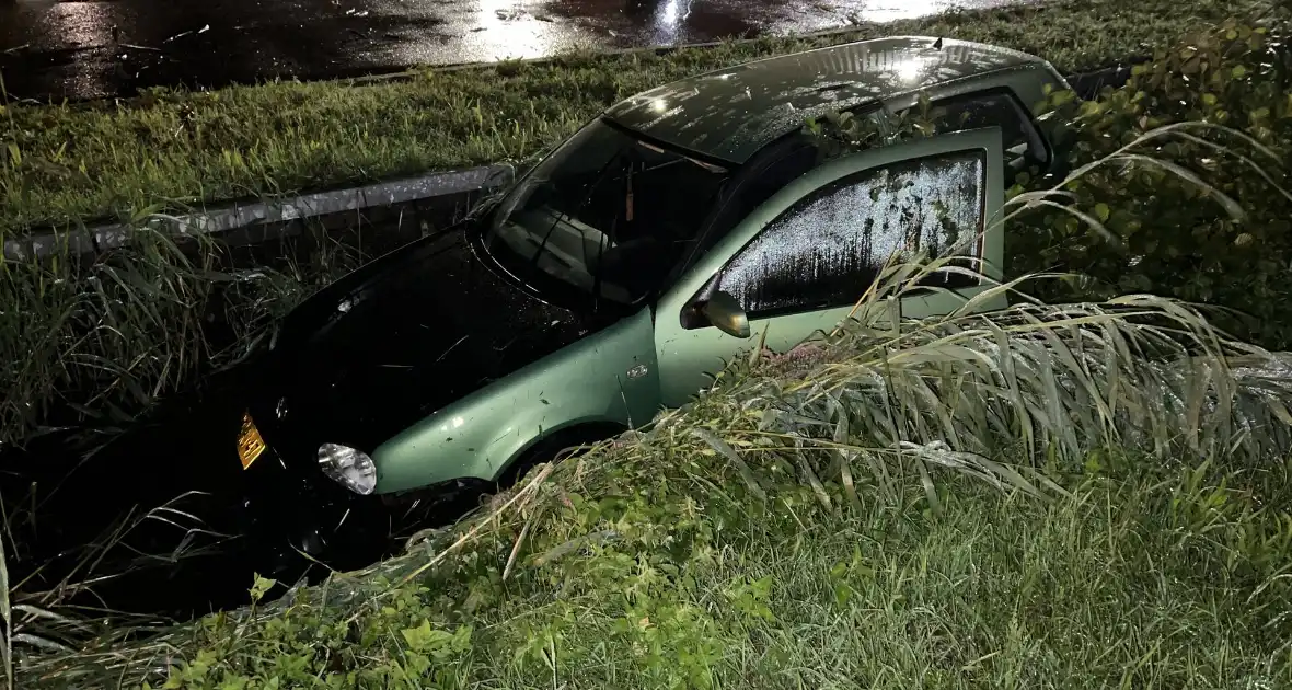 Auto glijdt de bocht uit in een slootje - Foto 7