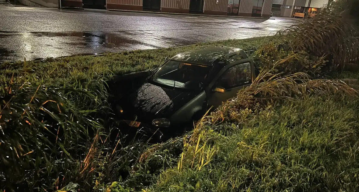 Auto glijdt de bocht uit in een slootje - Foto 8