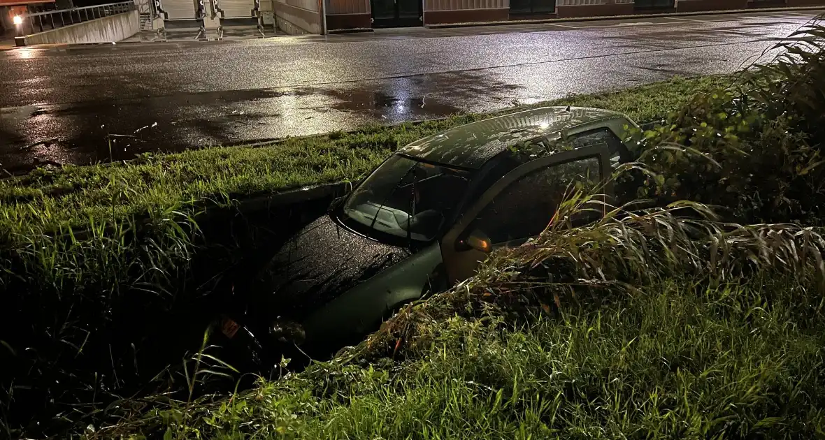 Auto glijdt de bocht uit in een slootje - Foto 9