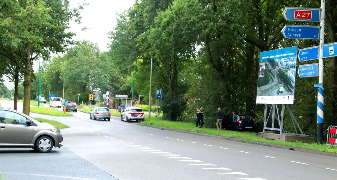 Automobilist vliegt uit de bocht en eindigt in bosschage
