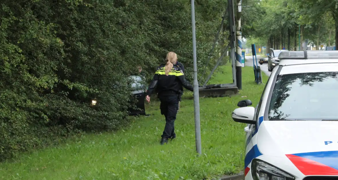 Automobilist vliegt uit de bocht en eindigt in bosschage - Foto 1