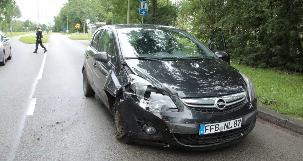 Automobilist vliegt uit de bocht en eindigt in bosschage - Foto 10