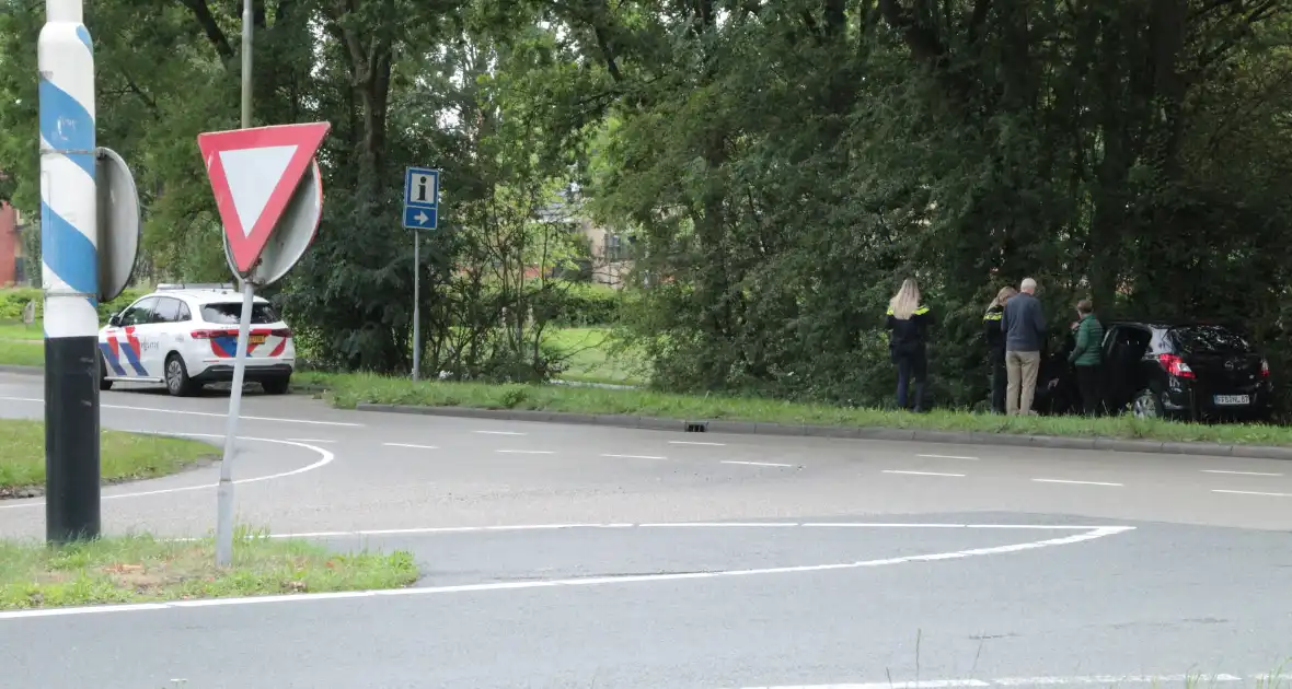 Automobilist vliegt uit de bocht en eindigt in bosschage - Foto 2