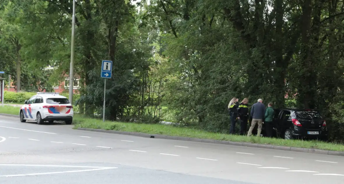 Automobilist vliegt uit de bocht en eindigt in bosschage - Foto 3