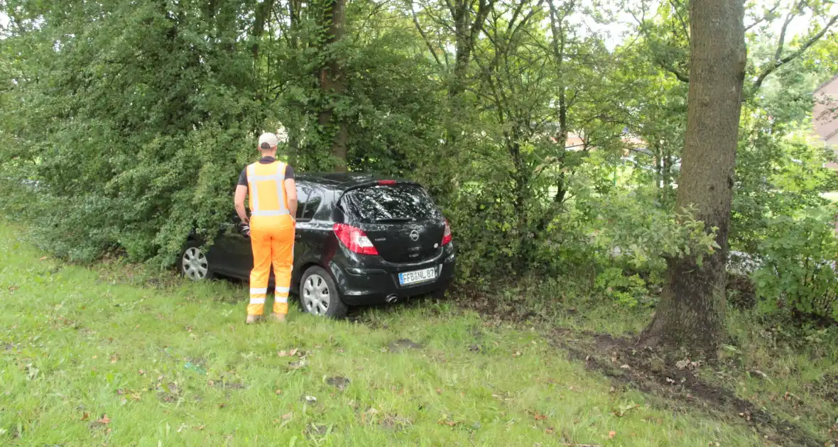 Automobilist vliegt uit de bocht en eindigt in bosschage - Foto 5