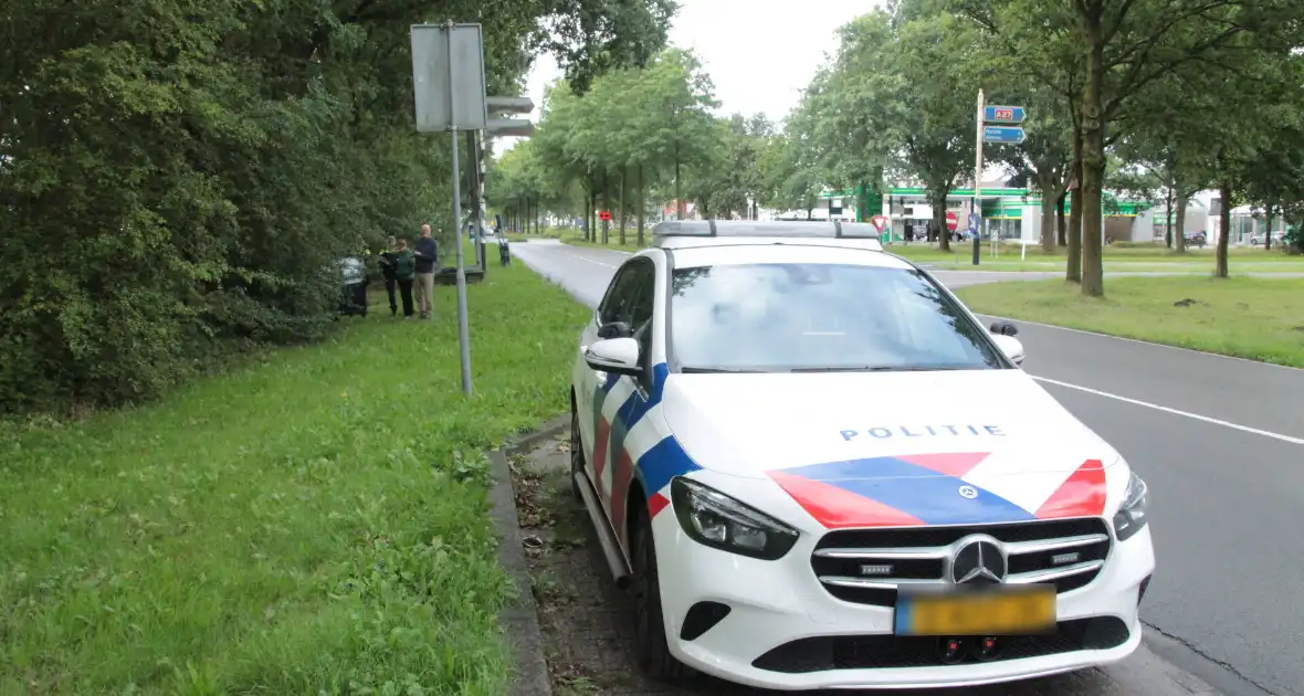 Automobilist vliegt uit de bocht en eindigt in bosschage - Foto 6
