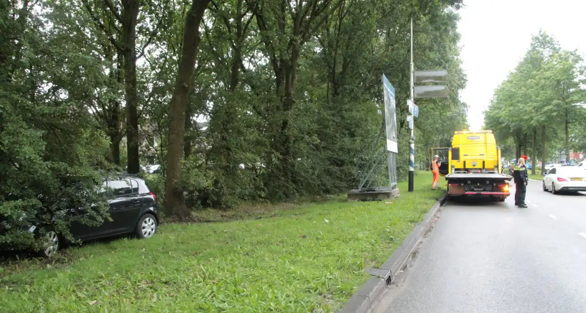 Automobilist vliegt uit de bocht en eindigt in bosschage - Foto 7