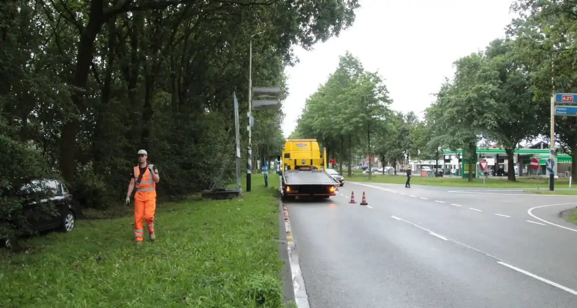 Automobilist vliegt uit de bocht en eindigt in bosschage - Foto 8