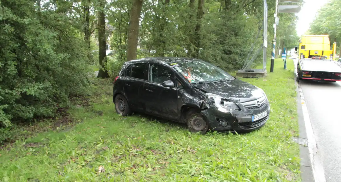 Automobilist vliegt uit de bocht en eindigt in bosschage - Foto 9