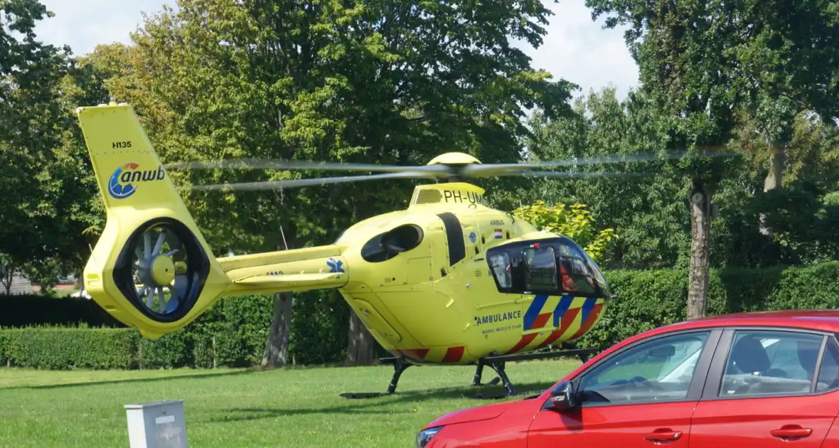 Traumahelikopter landt voor hulp aan kindje - Foto 3