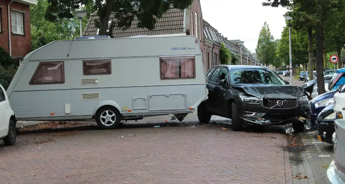 Auto botst op caravan