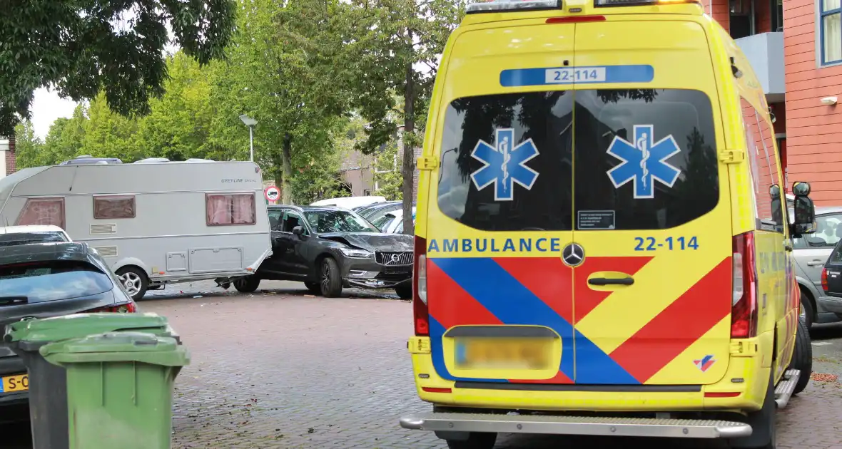 Auto botst op caravan - Foto 1