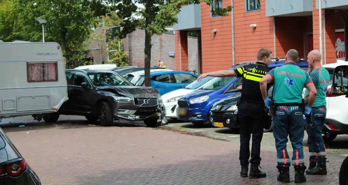 Auto botst op caravan - Foto 2