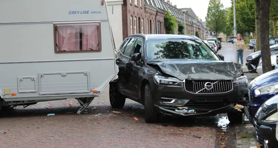 Auto botst op caravan - Foto 3